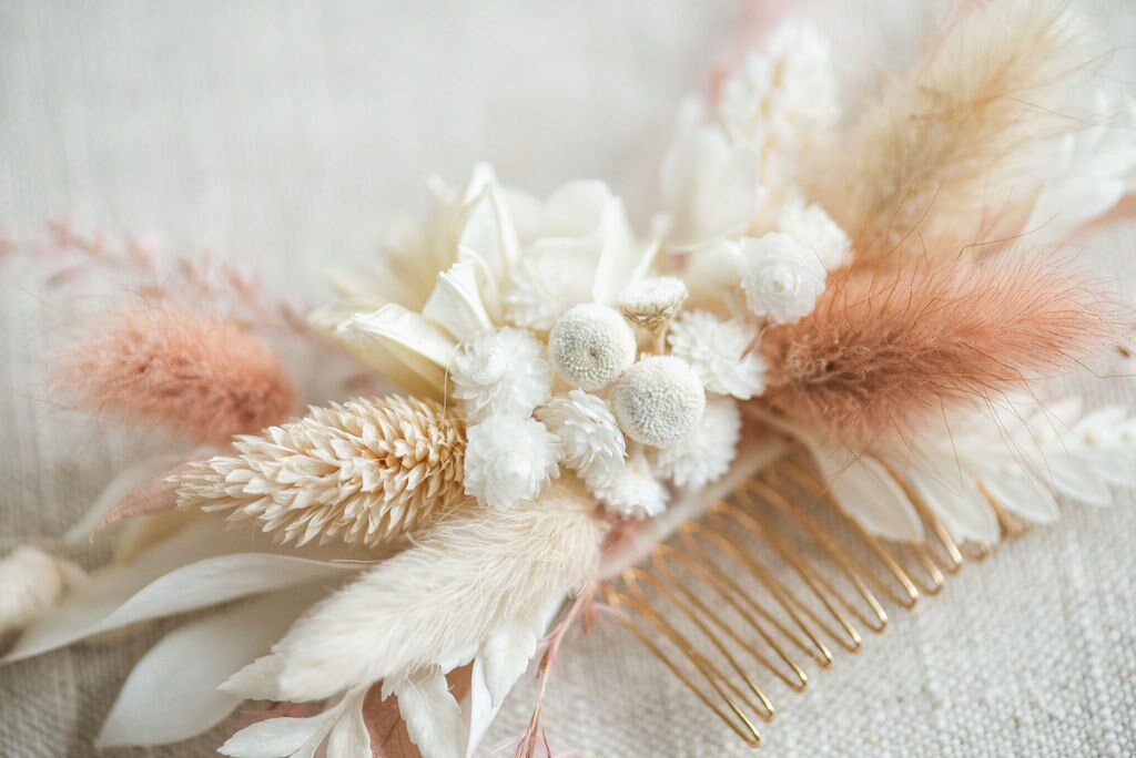 Dried Flower Bridal Hair Comb, Natural Flower Boho Wedding Comb, Floral Wedding Hair Comb Preserved Flowers - dried natural flowers, thread, felt, glue, gold comb