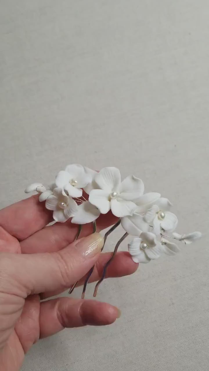 Modern White Wedding Hair Comb for Bride with Porcelain Flowers, Floral Wedding Hair Accessory with Freshwater Pearls and Clay Flowers